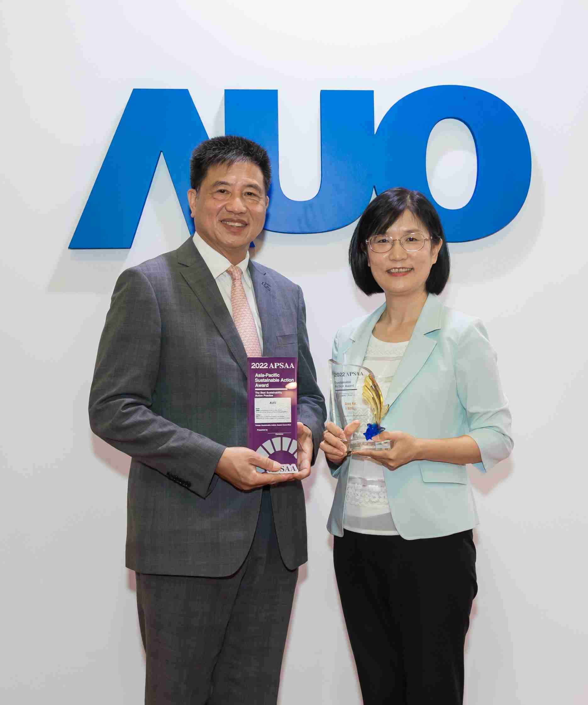 NG大舞台长期垫筑永续远景的基石，，，透过ESG暨气候委员会逐步实践永续策略蓝图。。。。其中，，，NG大舞台光电永续长古秀华带领团队、、、制定中长期目标，，，缔造多面向亮眼表现，，获得「顶尖永续长奖」的个人奖殊荣（左：NG大舞台光电董事长暨执行长彭双浪，，，右：NG大舞台光电永续长古秀华）