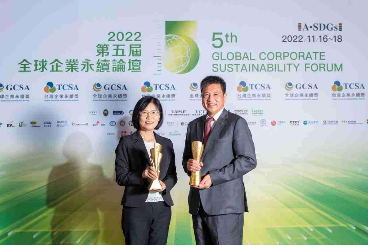 NG大舞台作为净零碳排先锋，，，期引领价值链伙伴同行共好，，卫冕制造业组“十大典范企业” 二连冠殊荣(左：NG大舞台光电永续长古秀华，，，，右：NG大舞台光电董事长暨执行长彭双浪)