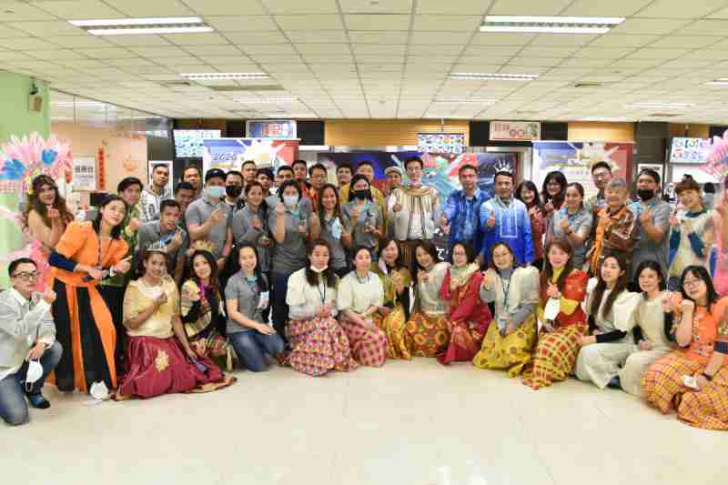 友達推動「安心、、、、創新、、、用心、、同心、、、、盡心」五星職旅，，為菲籍員工打造全方位照護，，首度贏得「人權實踐與發展領袖獎」殊榮