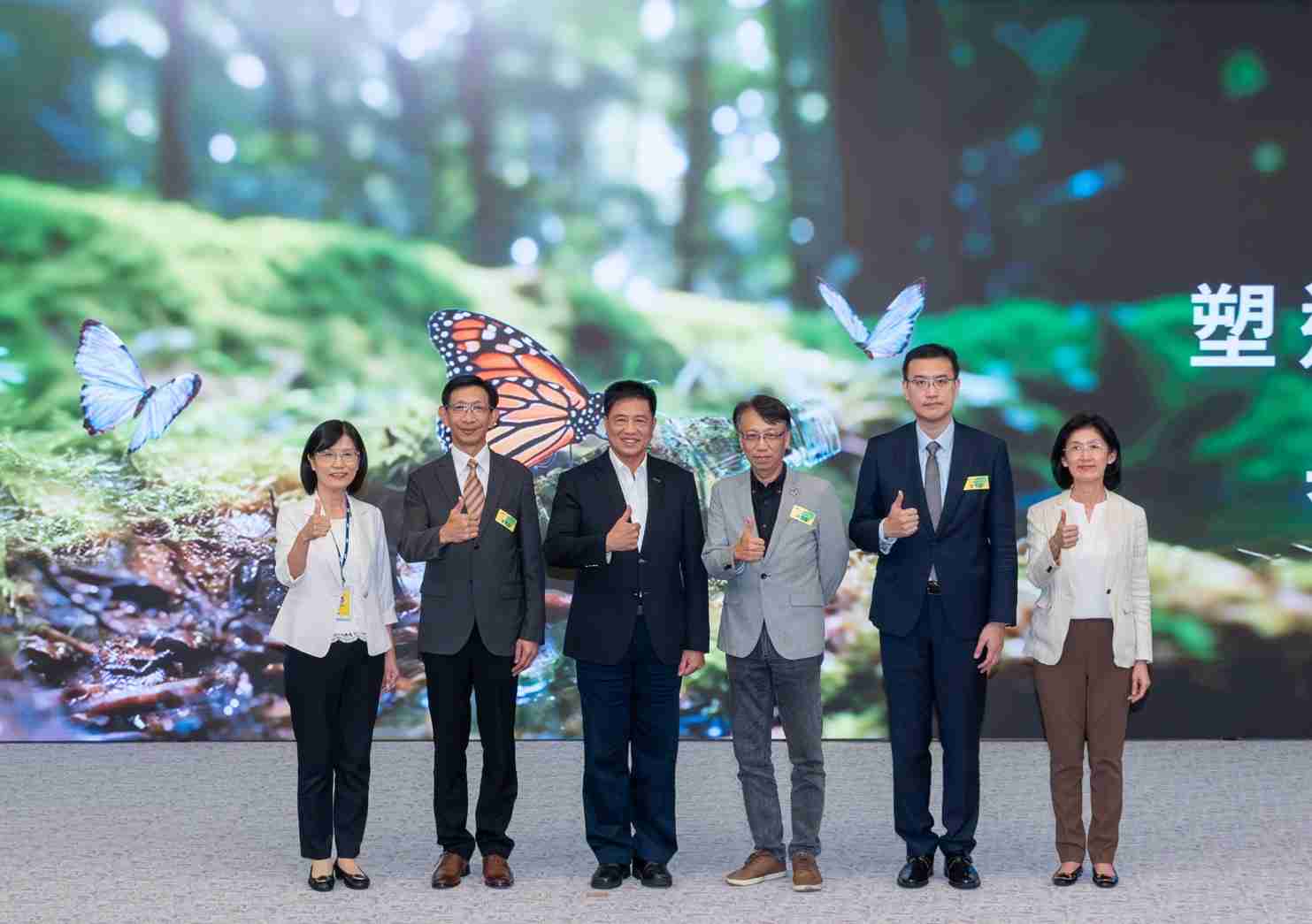 友達2023 CSR共榮大會，，，邀請領域專家分享交流生物多樣性管理趨勢、、、、無塑產品、、海廢永續塑料等議題  （圖左到右：友達光電永續長古秀華、、、3M台灣技術長陳君杰、、、、友達光電董事長暨集團策略長彭双浪、、、、光寶科技企業永續發展處處長陳慶暉、、安永聯合會計師事務所執業會計師曾于哲、、友達光電供應鏈總部副總經理吳宜芳）