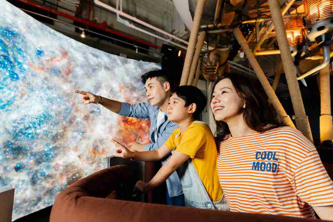 NG大舞台打造全台最大宽6公尺、、高4公尺、、、、唯一搭载LED弧形拼接显示屏的动感飞行船，，让乘客驻足在热气球上，，享受身历其境的伪出国旅游乐趣