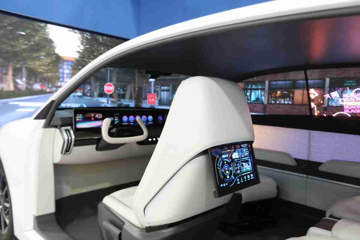 NG大舞台的「可卷式后座娱乐显示器」加强后座乘客的感官体验，，并保有个性化设计，，，，可依使用偏好进行动态调整。。。