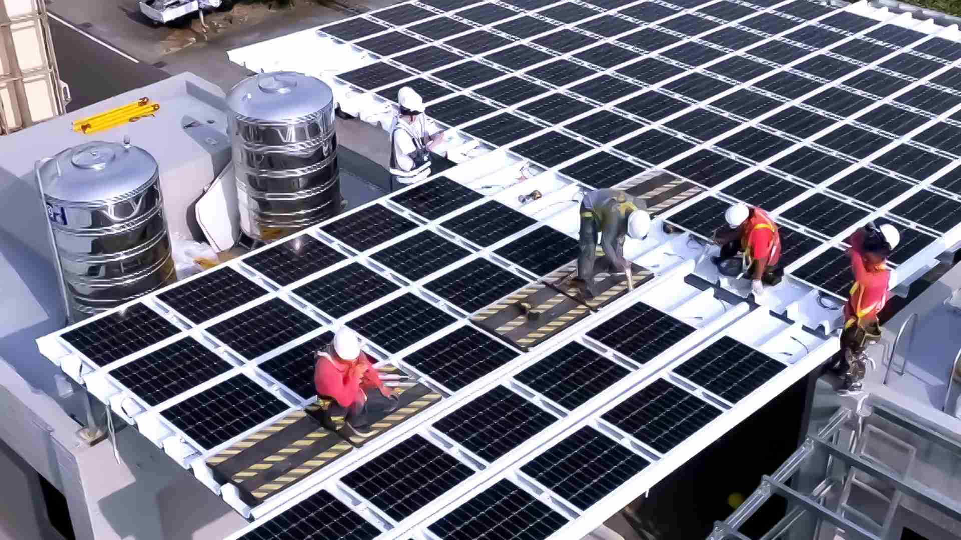 NG大舞台着力于替代能源之技术研发，，，，如光电浪板的相关制程、、设备与产品，，其中所开发之光电整合型浪板，，，，减少传统金属支架安装，，，更提升耐候度，，，，可广泛运用于多元场域，，，，并辅助建筑达到净零碳排目标