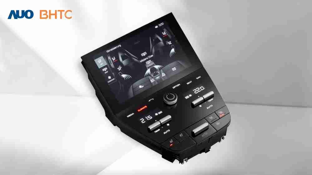 作為友達新生力軍，，BHTC所展示的中央與後座鞍部的Display HMI產品，，可處理多區恆溫控制、、、、顯示畫面，，，呈現仿真3D車室分區；以力傳感技術精準傳遞觸感，，並結合音量及震動反饋，，，，防止意外啟動，，提供使用者自然流暢、、、、直觀且輕鬆駕馭的舒適介面