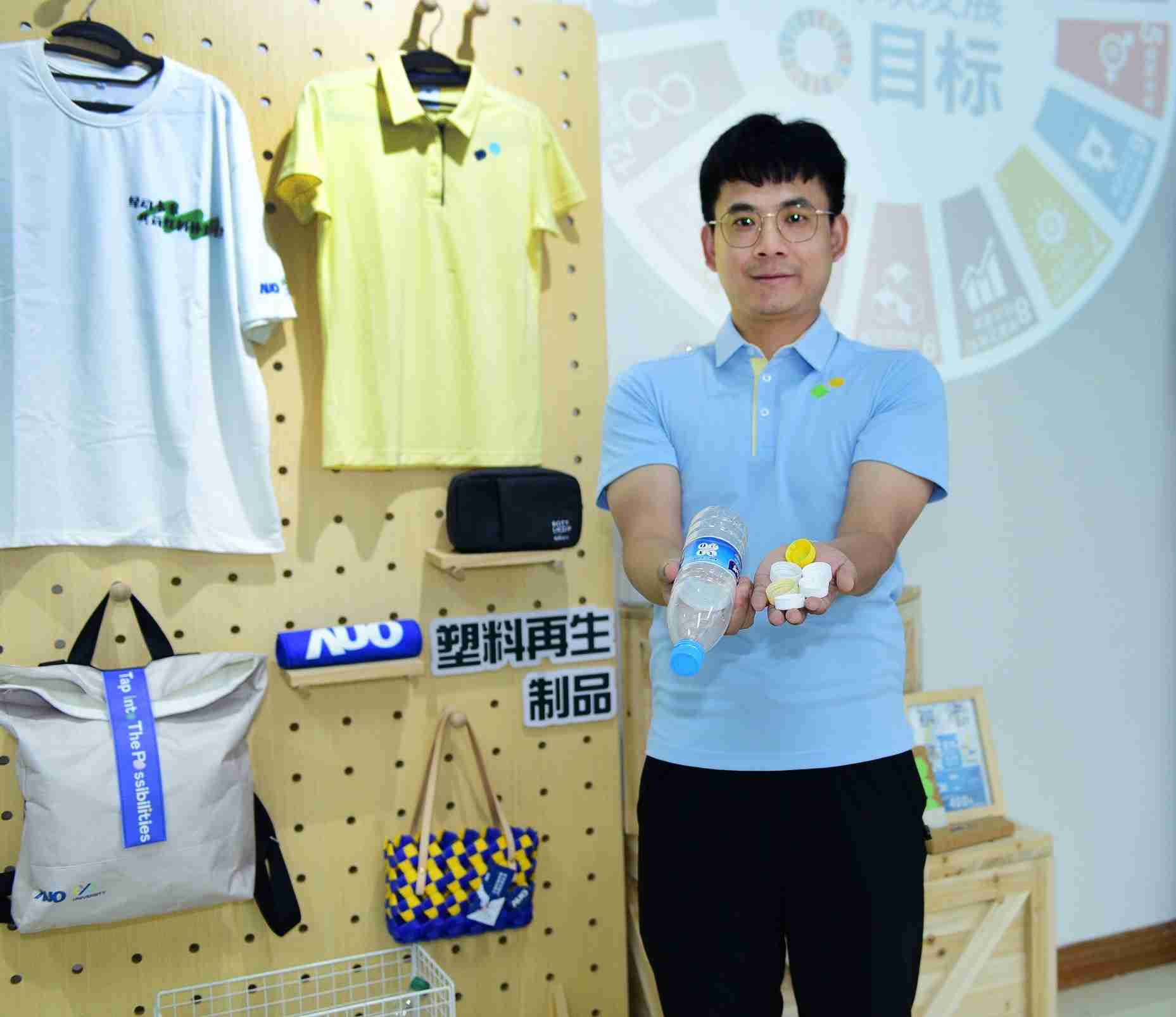 「2024智慧NG大舞台展」永续发展馆中，，，，展示NG大舞台厦门驱动永续发展之成果，，，包含将厂内废弃物再制为实用物品，，将永续发展理念深植于员工生活日常实践