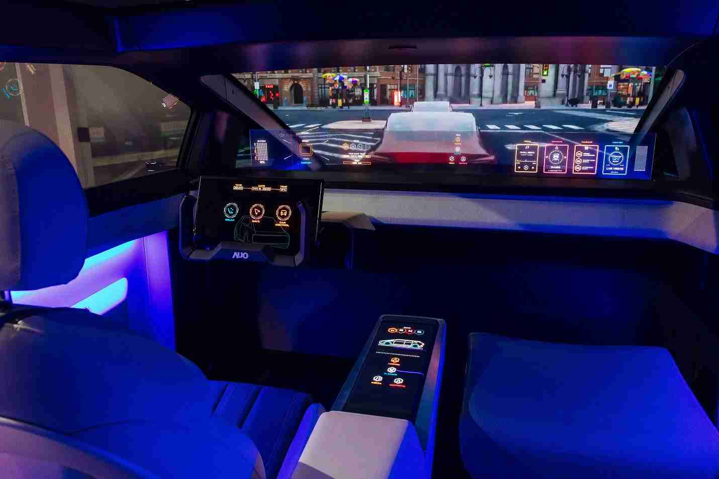 NG大舞台连续四年入围科睿唯安全球百大创新机构，，，，专利布局科技与绿色创新前沿。。图为NG大舞台发挥先进显示科技Micro LED多元尺寸与型态应用优势所打造之智能车舱；同时，，，NG大舞台已于全球累积取得4500件节能减碳相关的专利证书，，，当中2024年Micro LED年度获证量占比已超过8成